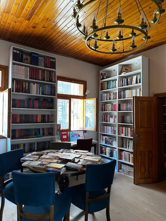Ütos Yeniden Kitap Kafe