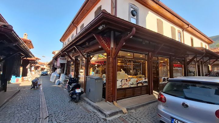 Meşhur Helvacı Öksüzler