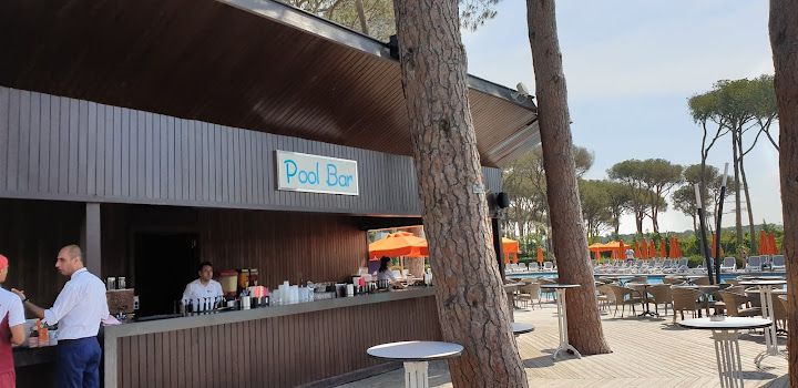 Trendy Lara pool bar