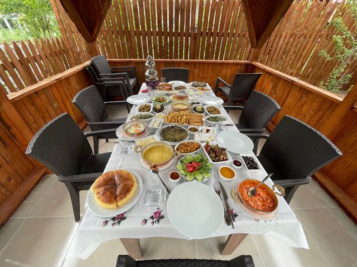 Şahane Yöresel Kahvaltı Bahçesi