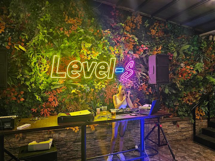 Level-s Cafe Pub