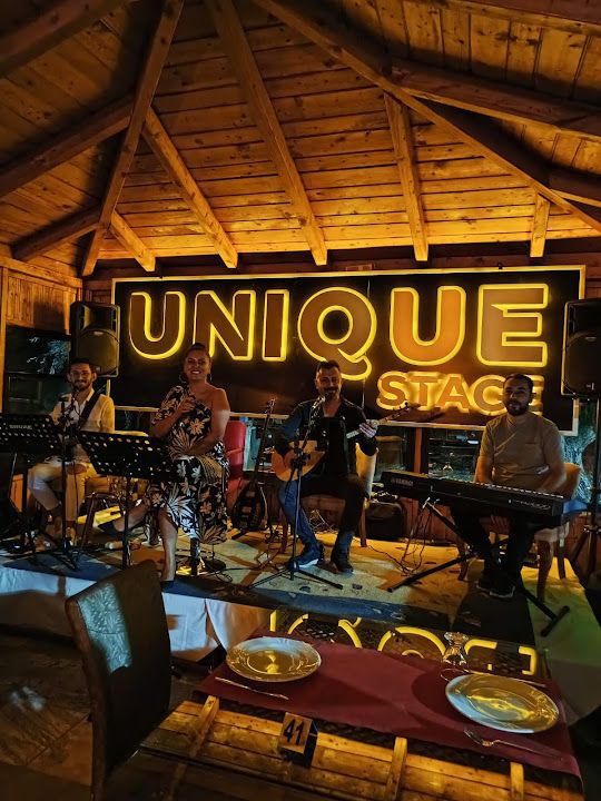 Unique Redriver Restaurant And Lounge