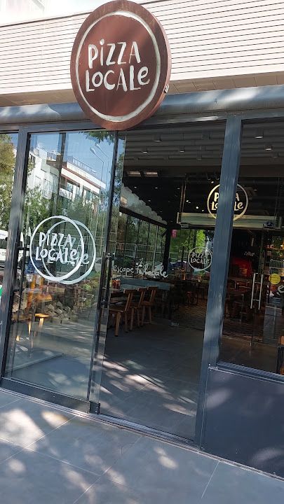 Bayraklı pizza locale