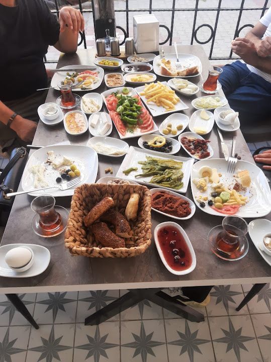 Bornova Bayraklı Kahvaltı Salonu