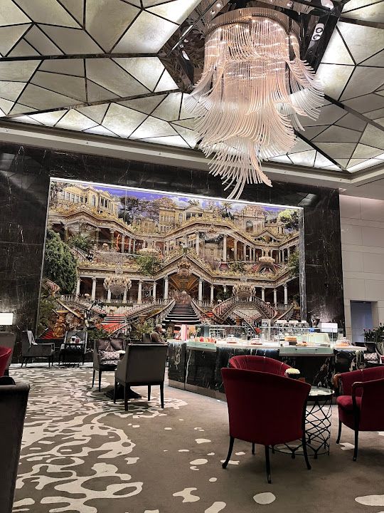 Lavinia Lounge