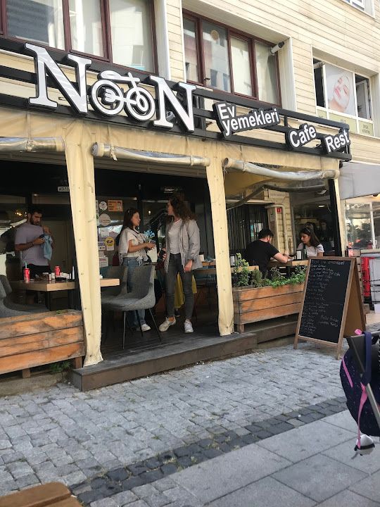 Noon Cafe & Restaurant