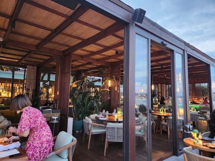 Novikov Pool Bar