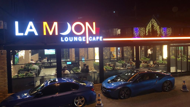 La Moon Cafe & Lounge