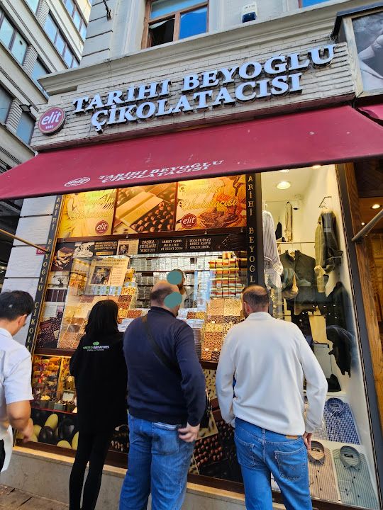 Tarihi Meşhur Beyoğlu Çikolatacısı