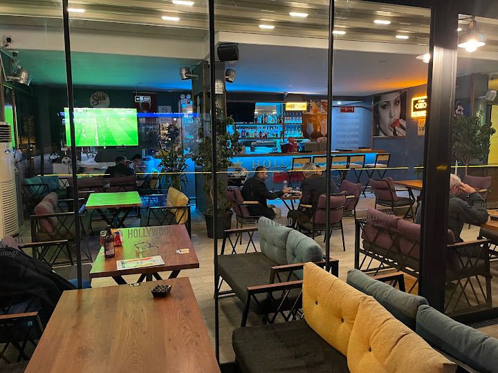 Hollywood Lounge & Cafe