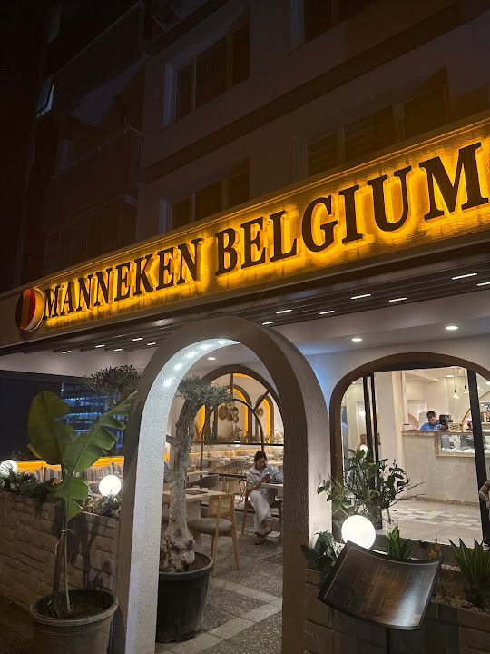 Manneken Belgium Buca Waffle & Frozen Yogurt