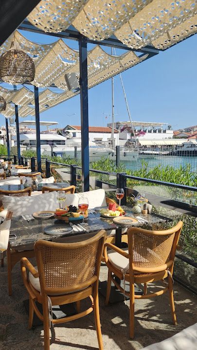 Fuente restaurant çeşme marina