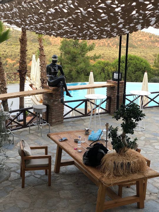The Hıde Pool & Cocktail