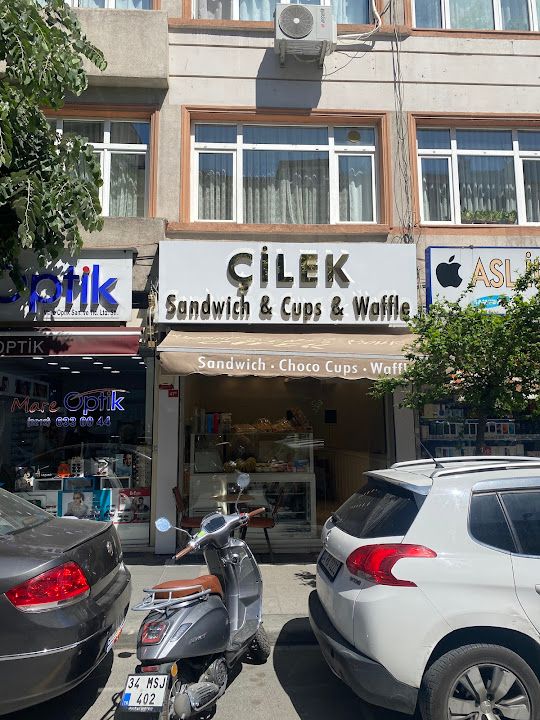 Çilek Sandwich & Waffle