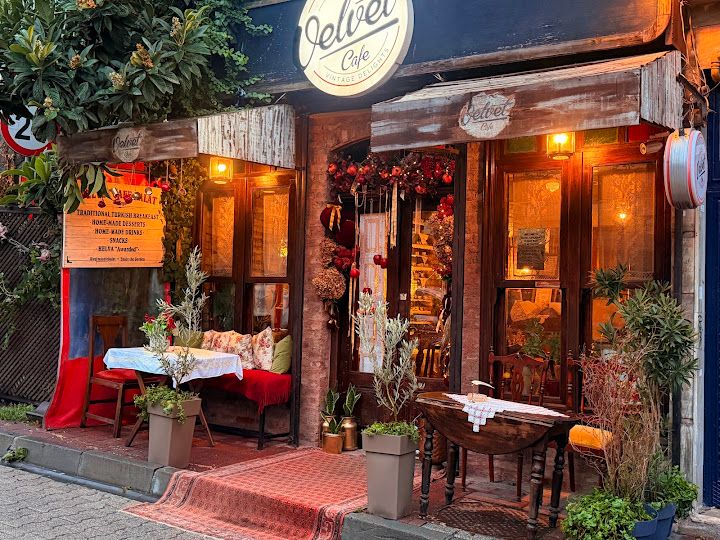 Velvet Cafe, Balat