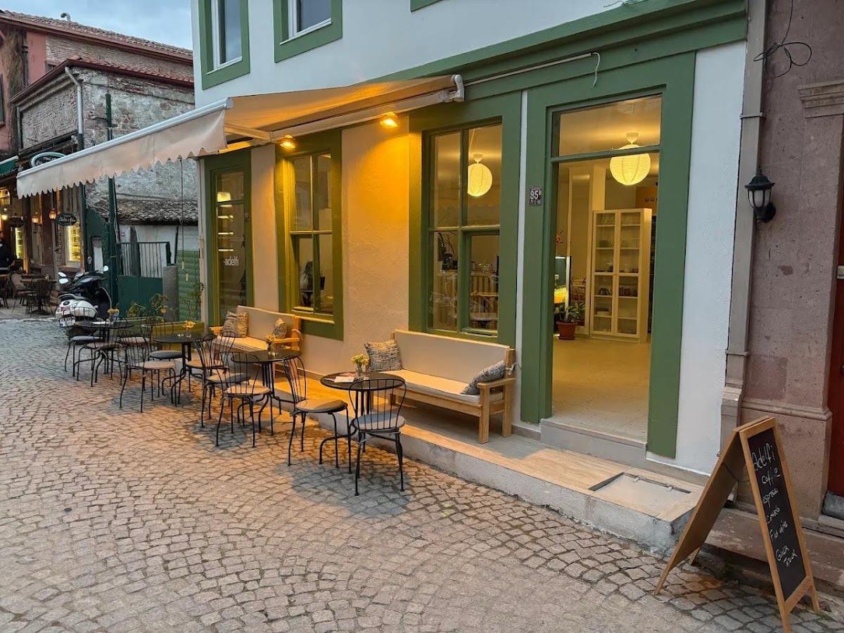 Adelfi Coffee Ayvalık Macaron