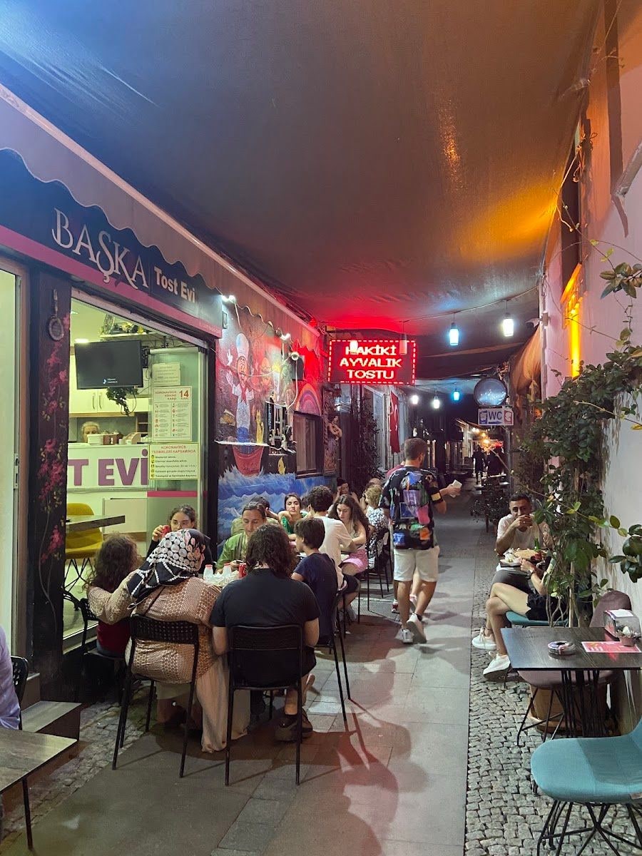 Ayvalık Tostu Nerede Yenir ? Başka Tost Evi