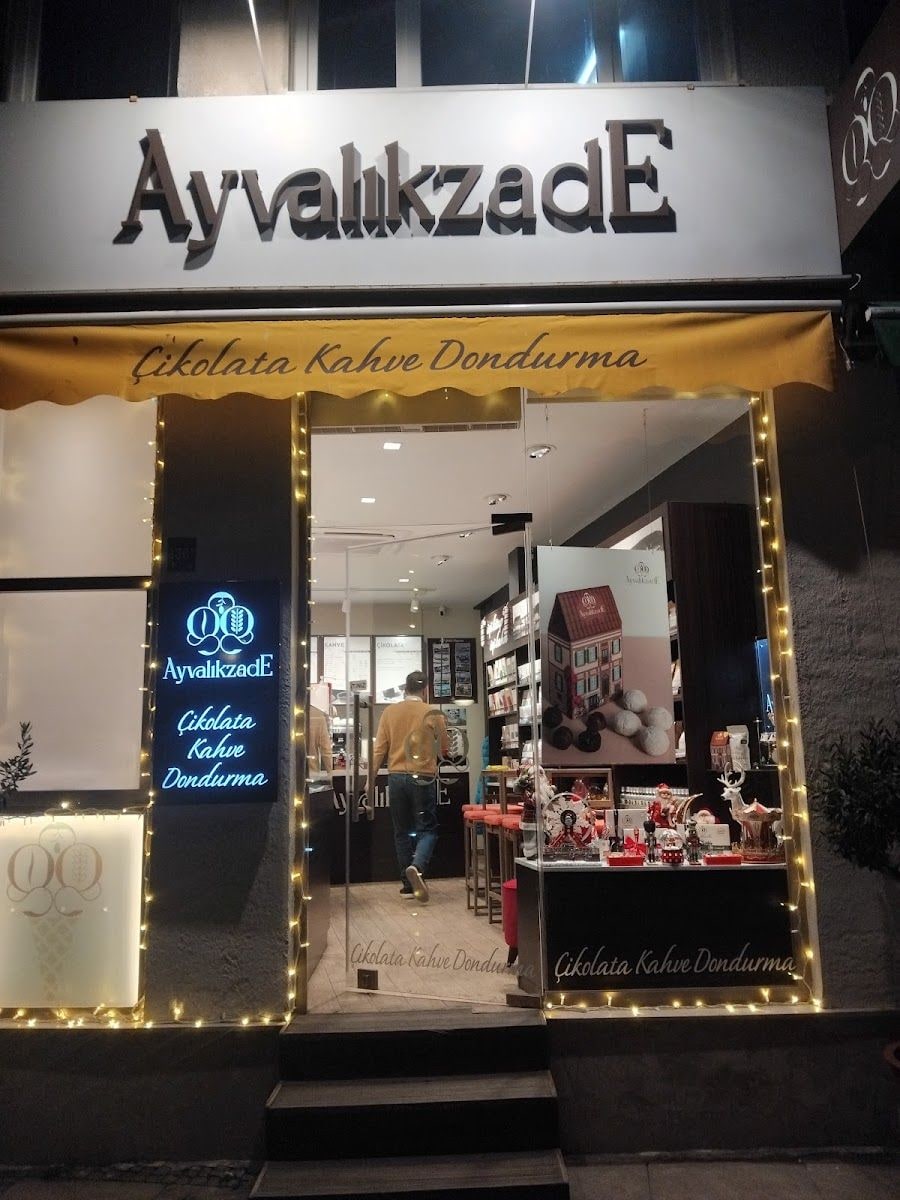 AYVALIKZADE Çikolata Kahve Dondurma Kitap
