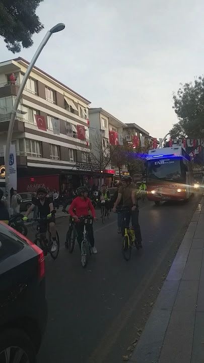 Bahçelievler Aşkaabat Cad. (eski 7 Cadde) Meşhur Adıyaman Çiğ Köftecisi Ömer Aybak