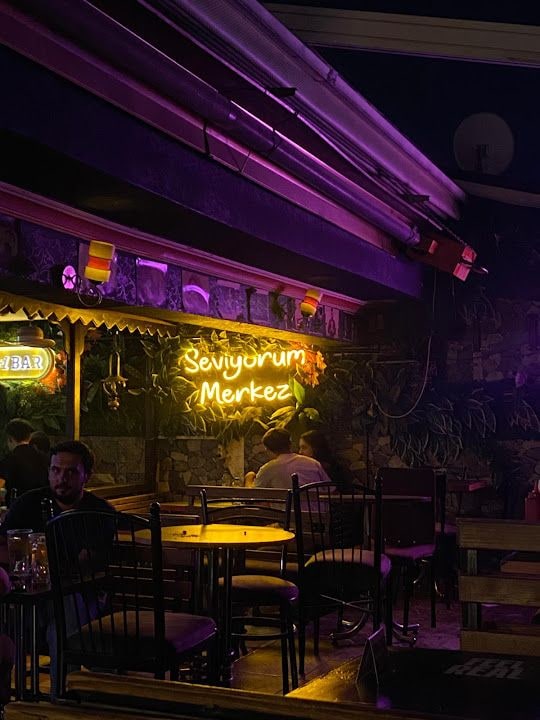 Behzat Ç Teras Bar