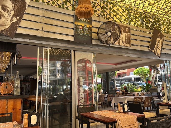 Bistro Dolphine's restaurant Cafe%bar
