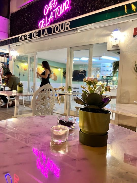 Cafe De La Tour