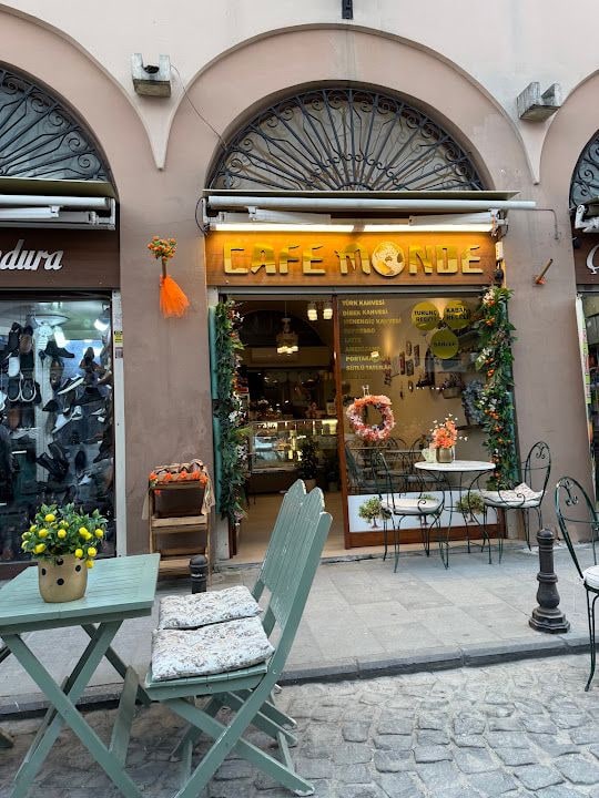 Cafe Monde - Büyük saat kahve & tatlı