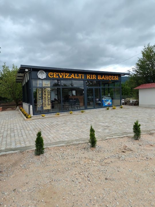 Ceviz altı kır bahçesi