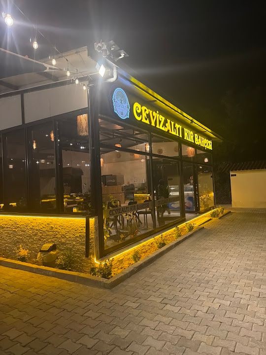Ceviz altı kır bahçesi
