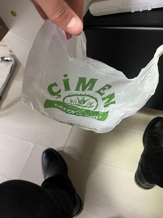 Çimen Pastanesi