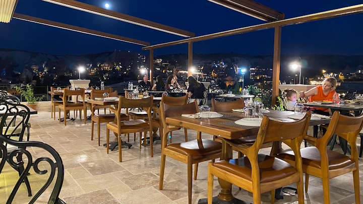 Cratus Premium Restaurant & Lounge