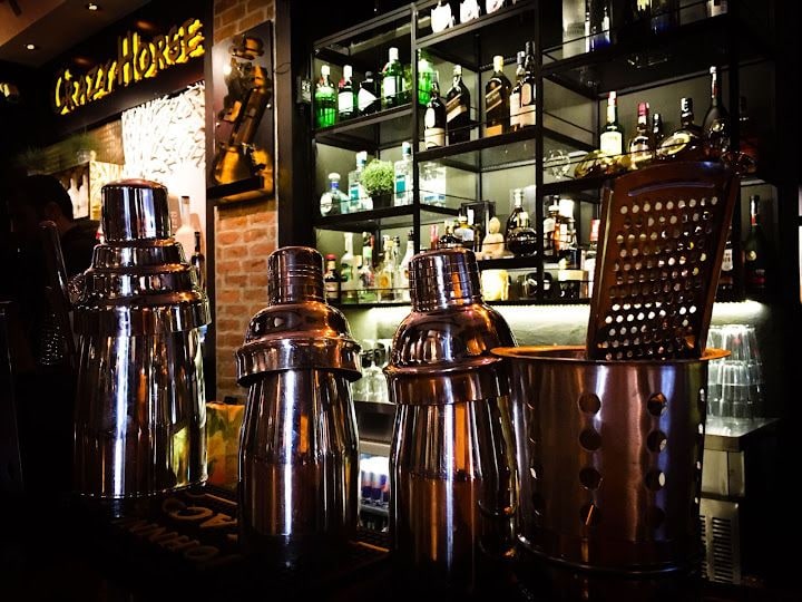 CRAZY HORSE Grill & Wine Premium Bar