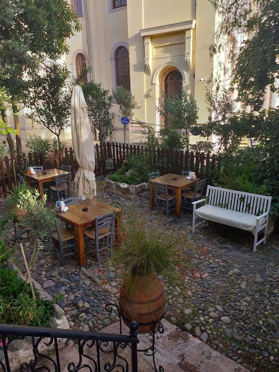 CUNDA AYVALIK ZEHRA TEYZENİN EVİ ( TARİHİ KONAK & KAFE)