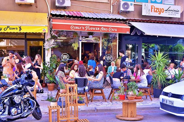Curly’s Flower And Cafe