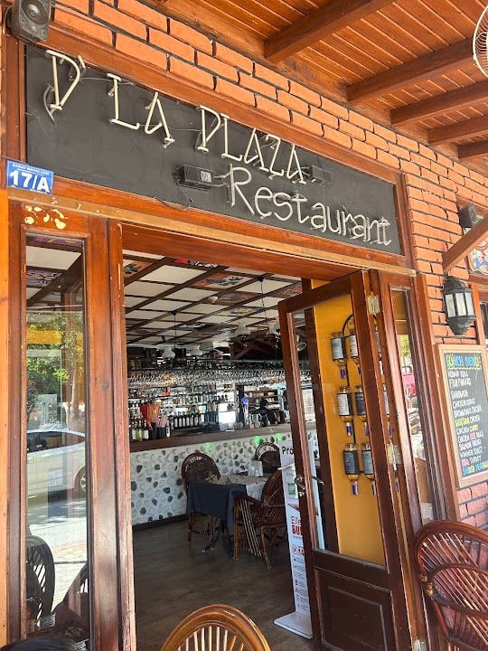 D La Plaza Restaurant & Bar