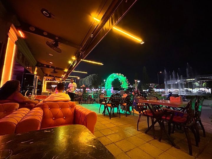 Dennis Dance Bar
