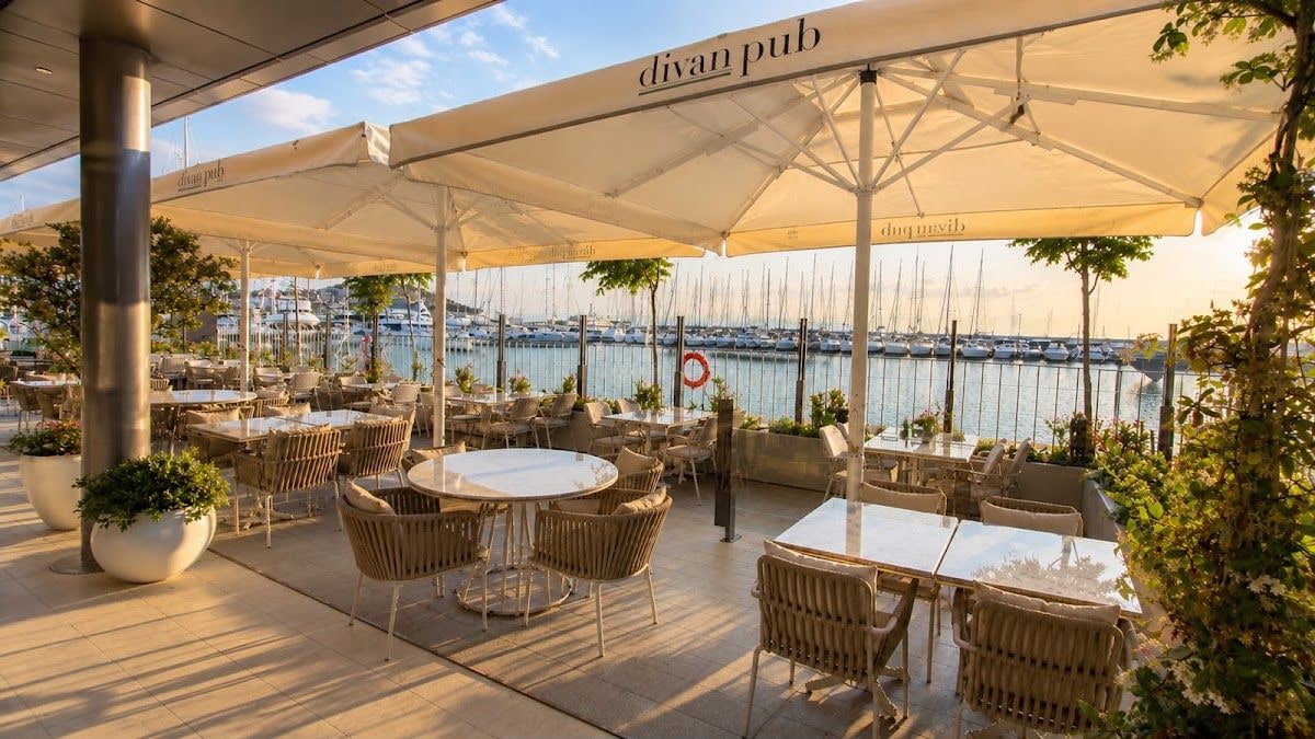 Divan Pub Kuşadası
