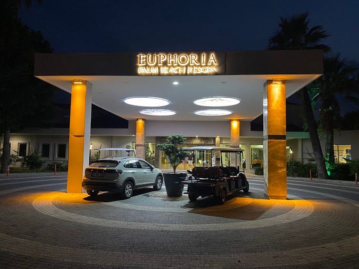 Euphoria Palm Beach Resort Pool Bar