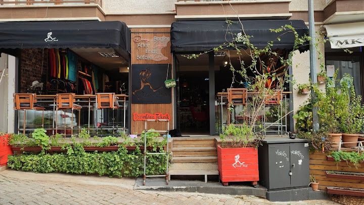 Giant Stride Shop & Cafe & Bar