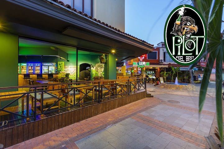 GLORY BAR & BISTRO