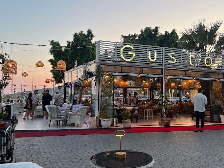 Gusto Lounge & Cocktail Bar