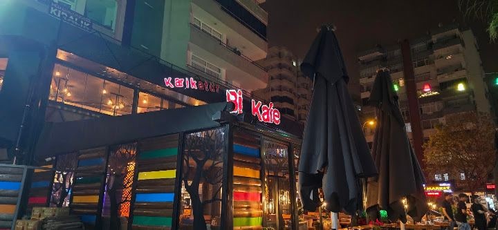 Karikatür Bi Kafe