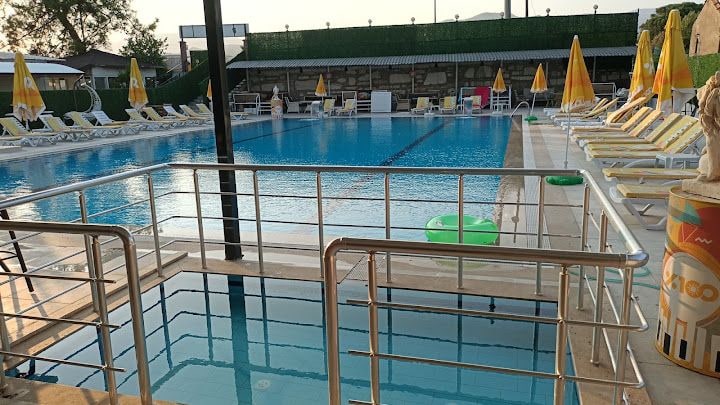 Keyifli bahçe havuz
