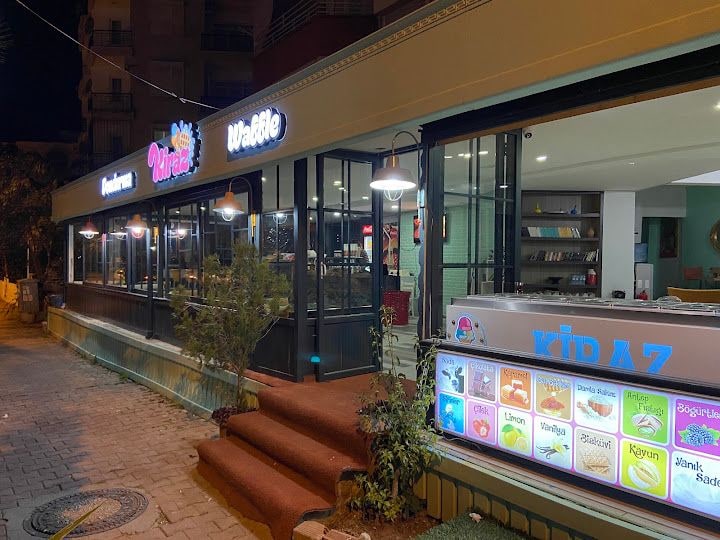Kiraz Waffle & Dondurma Bayındır