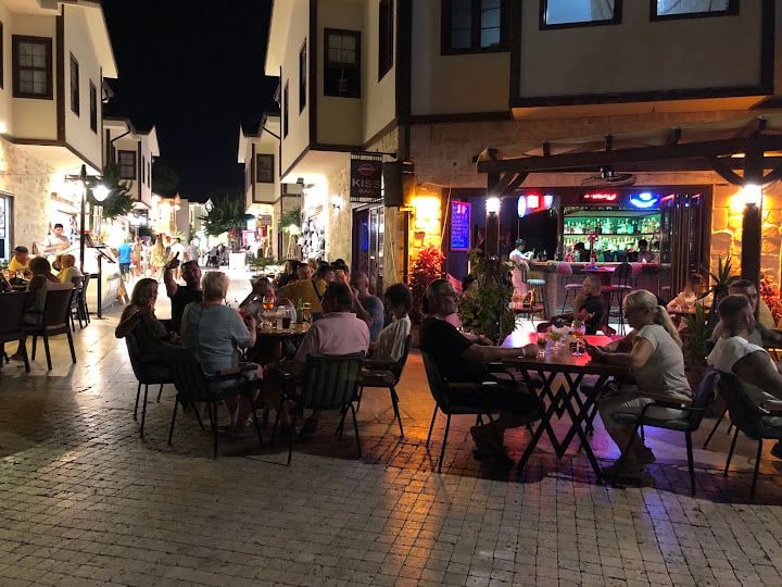 Kiss Bar Restaurant & Pub