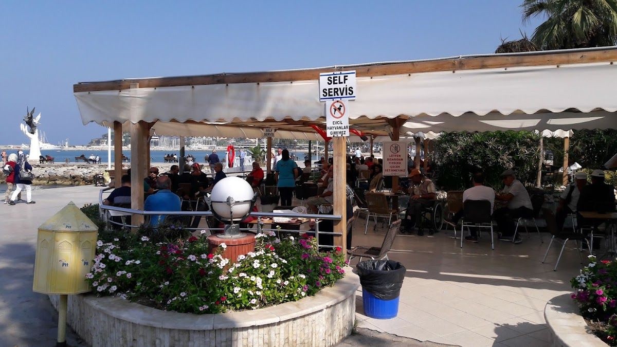 Kuşadası Belediyesi Sahil Çay Bahçesi