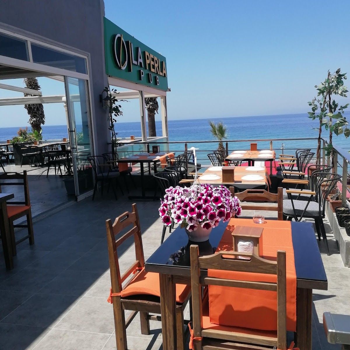 La Perla Pub Restaurant Cafe&Bar