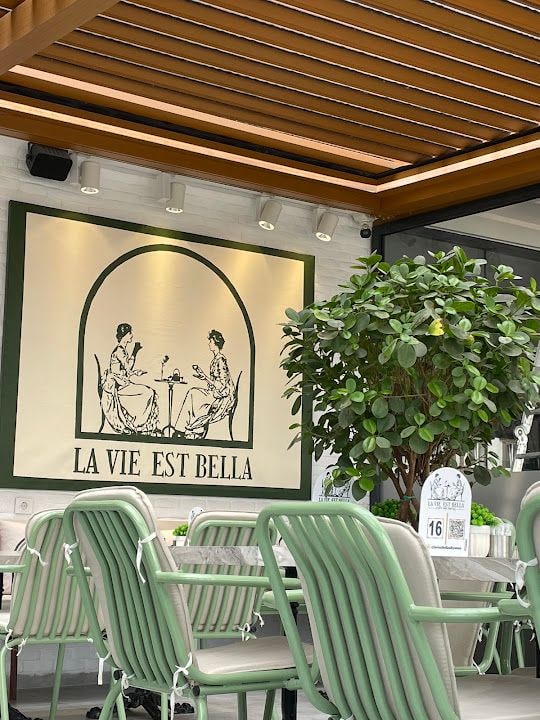 La Vie Est Bella Cafe