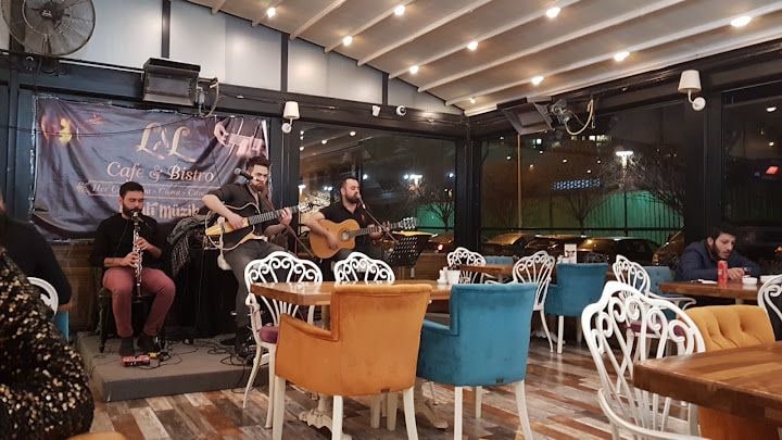 Lal Cafe & Bistro