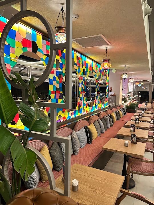 Looks Prive Coffee & Bistro